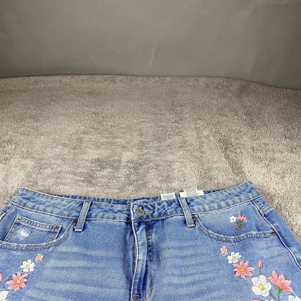 Womans Light Blue Embroidered Floral Denim Shorts NWT - Picture 2 of 11